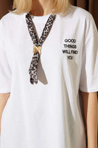 Yaka Fularlı Nakışlı T-shirt