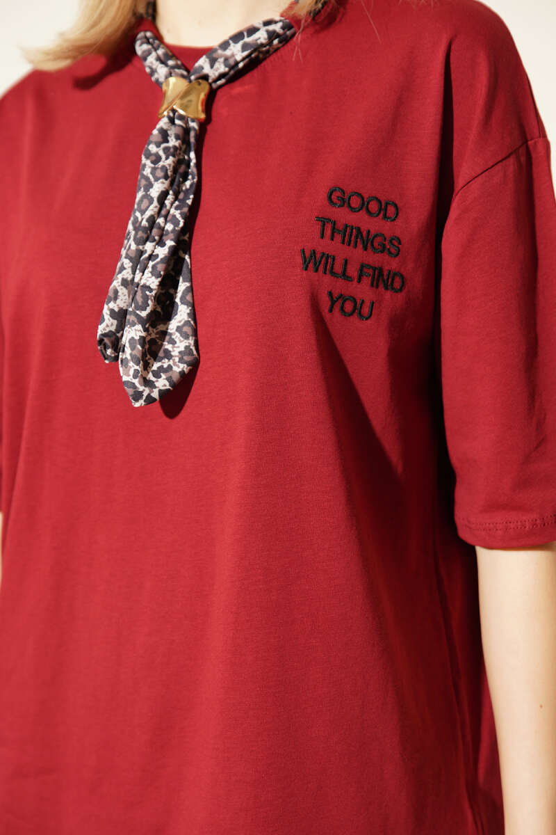 Yaka Fularlı Nakışlı T-shirt