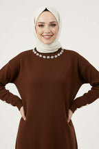 https://cdn.pazarium.com.tr/yaka-incili-sakalli-tunik-aci-kahve-696277-16-B.jpg