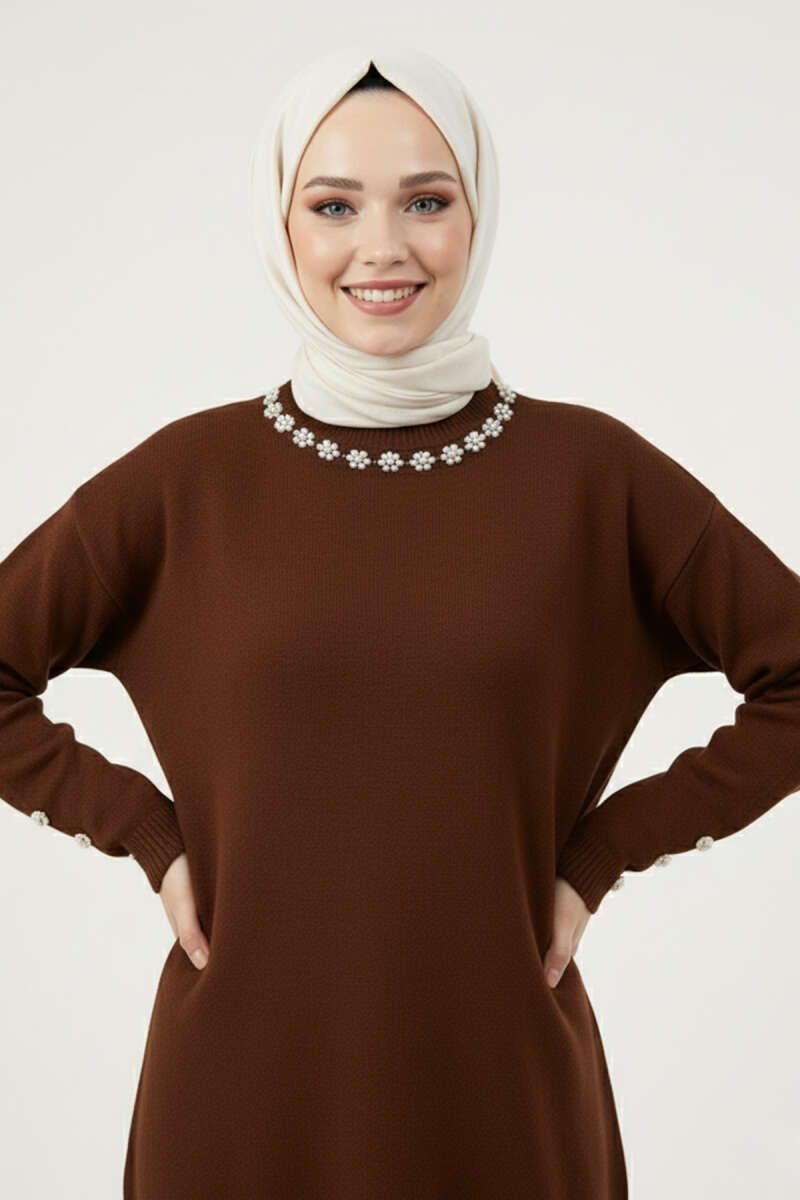 https://cdn.pazarium.com.tr/yaka-incili-sakalli-tunik-aci-kahve-696277-16-B.jpg