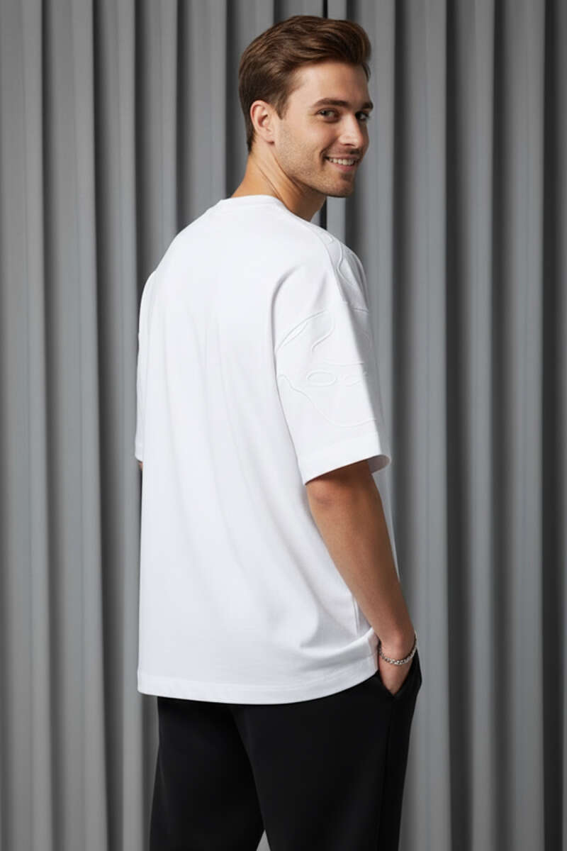 https://cdn.pazarium.com.tr/yaka-kol-nakisli-oversize-erkek-t-shirt-beyaz-752389-18-B.jpg