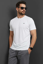 https://cdn.pazarium.com.tr/yaka-logolu-erkek-sporcu-t-shirt-beyaz-740213-18-B.jpg
