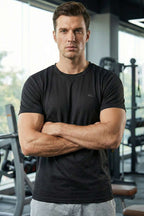 https://cdn.pazarium.com.tr/yaka-logolu-erkek-sporcu-t-shirt-siyah-740220-18-B.jpg