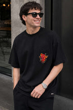 https://cdn.pazarium.com.tr/yaka-nakisli-oversize-erkek-t-shirt-siyah-782484-19-B.jpg