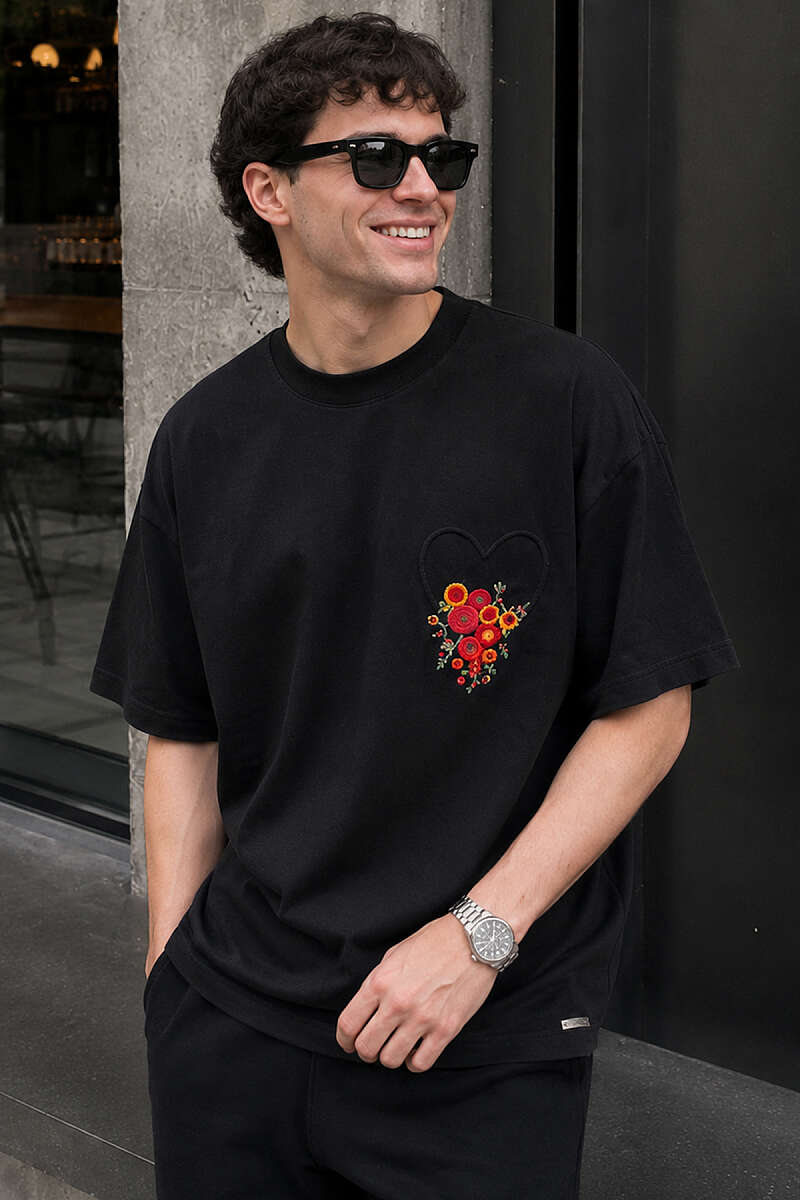 https://cdn.pazarium.com.tr/yaka-nakisli-oversize-erkek-t-shirt-siyah-782484-19-B.jpg