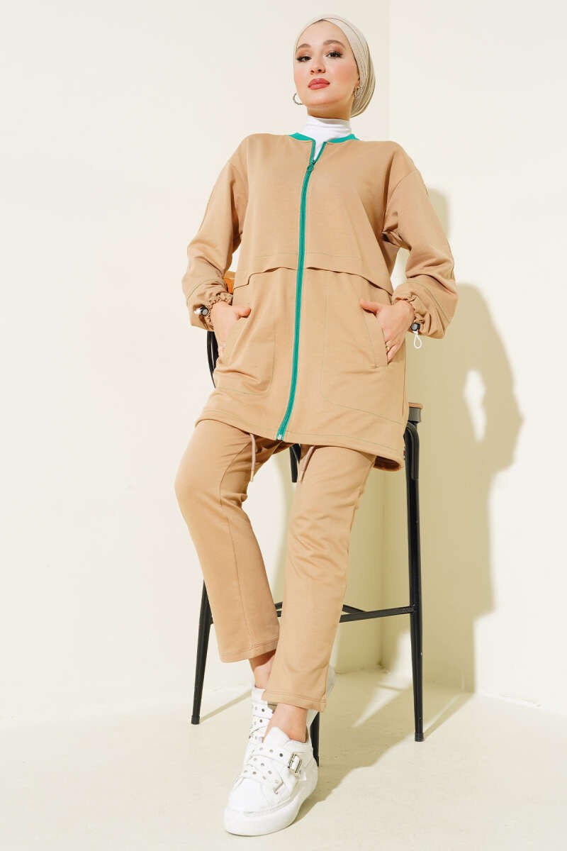 https://cdn.pazarium.com.tr/yaka-ribanali-fermuarli-ikili-takim-camel-530983-12-B.jpg