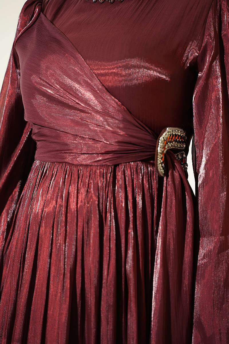 https://cdn.pazarium.com.tr/yaka-tas-islemeli-sifon-elbise-bordo-806579-19-B.jpg