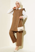 https://cdn.pazarium.com.tr/yaka-tasli-gomlek-garnili-ikili-takim-camel-620677-14-B.jpg