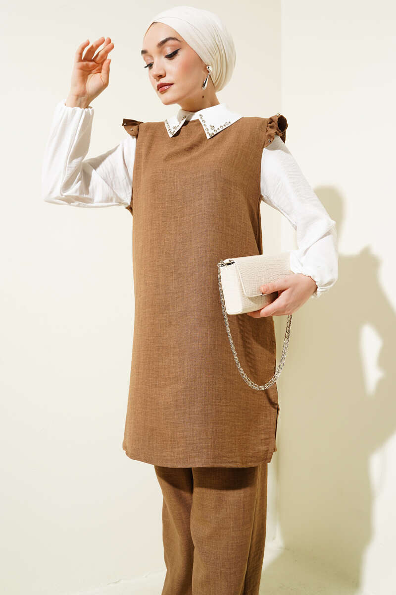 https://cdn.pazarium.com.tr/yaka-tasli-gomlek-garnili-ikili-takim-camel-620678-14-B.jpg