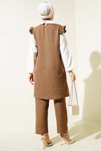https://cdn.pazarium.com.tr/yaka-tasli-gomlek-garnili-ikili-takim-camel-620679-14-B.jpg