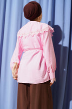 https://cdn.pazarium.com.tr/yaka-ve-bilek-gupurlu-gomlek-pembe-805018-19-B.jpg