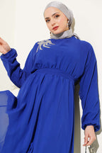 https://cdn.pazarium.com.tr/yakasi-tasli-kusakli-sifon-elbise-saks-587813-14-B.jpg