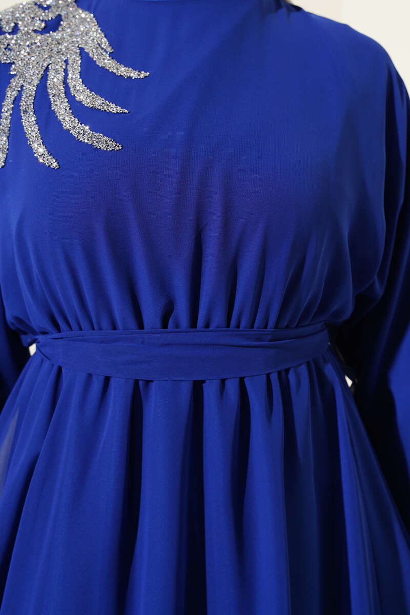 https://cdn.pazarium.com.tr/yakasi-tasli-kusakli-sifon-elbise-saks-587814-14-B.jpg