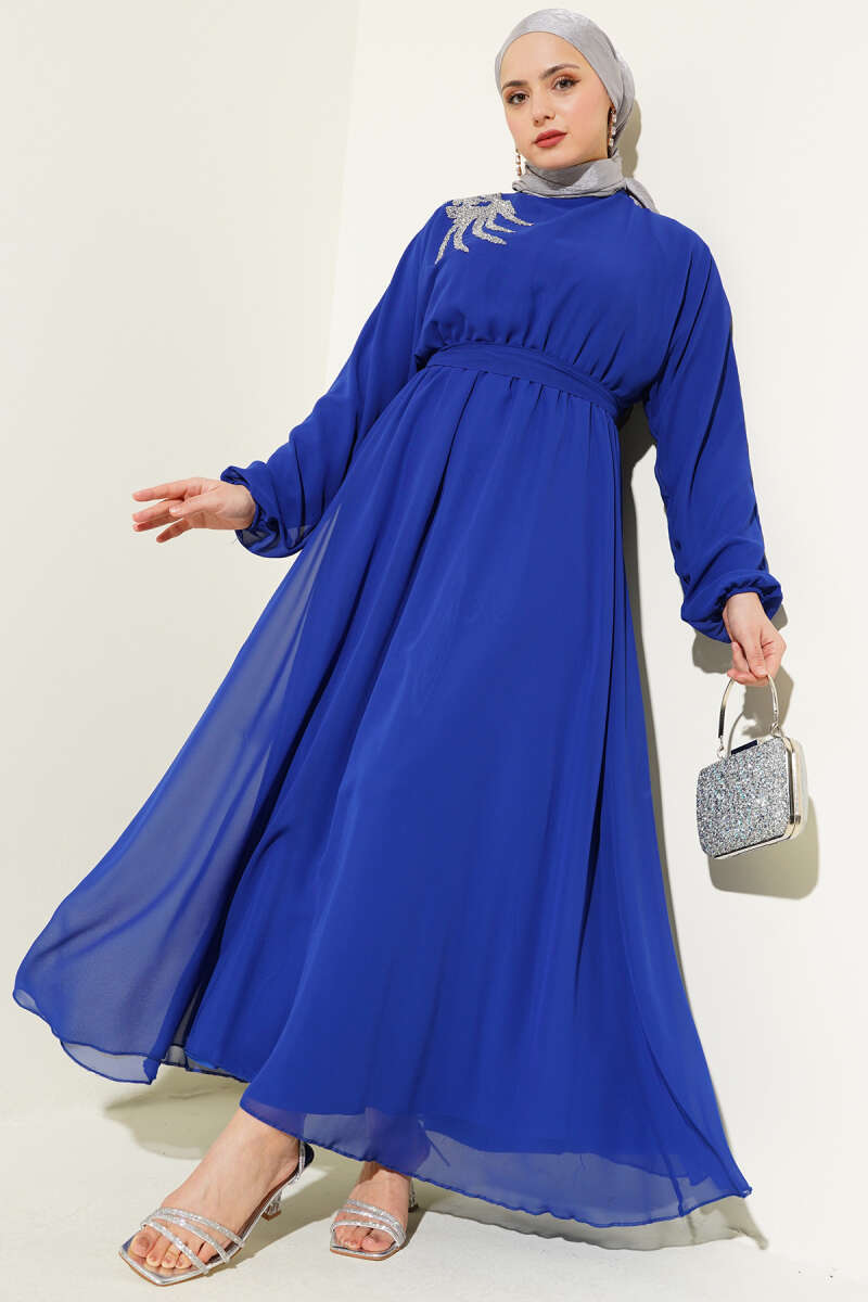 https://cdn.pazarium.com.tr/yakasi-tasli-kusakli-sifon-elbise-saks-587815-14-B.jpg