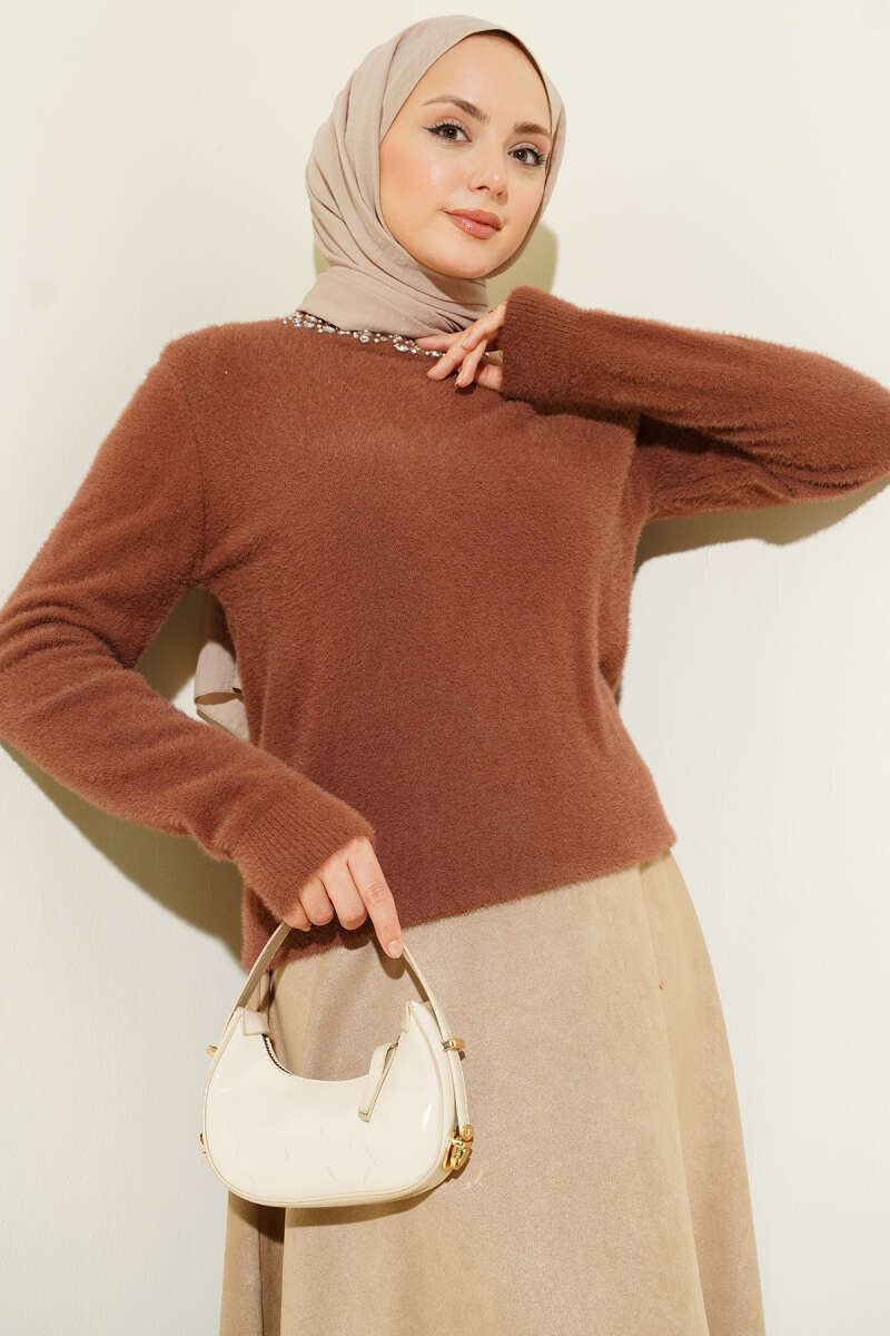 Bearded Sweater with Stone Collar