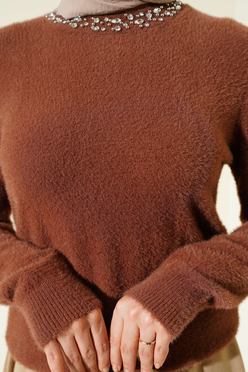 Bearded Sweater with Stone Collar