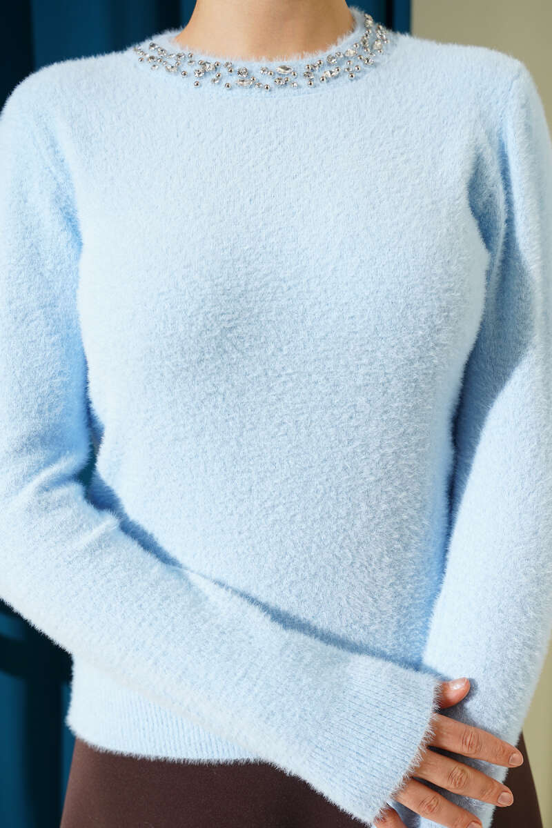 Bearded Sweater with Stone Collar