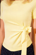 https://cdn.pazarium.com.tr/yan-baglamali-bisiklet-yaka-t-shirt-sari-803731-19-B.jpg