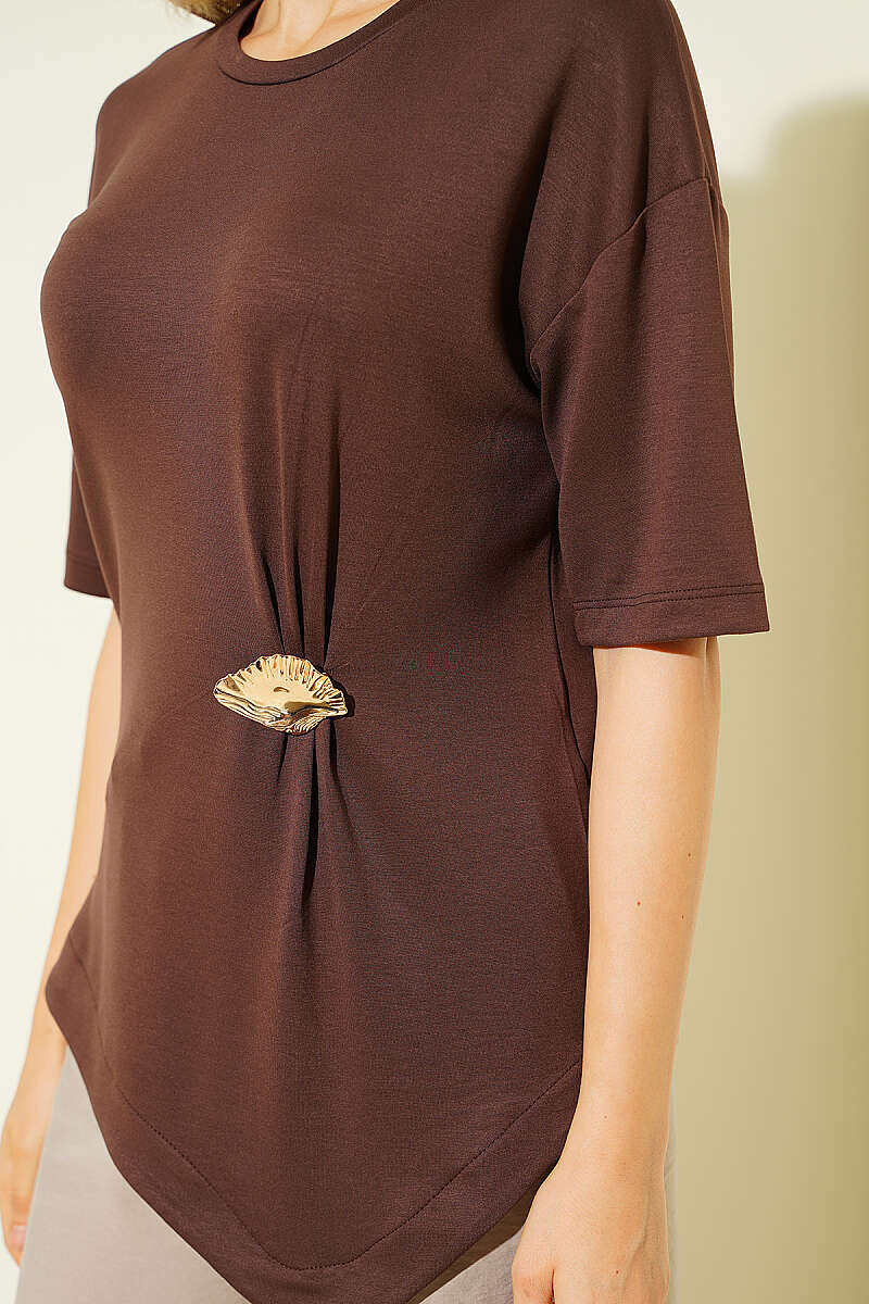 Yan Büzgülü Broşlu Loyşa T-shirt
