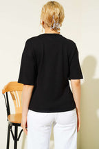 Yan Büzgülü Broşlu Loyşa T-shirt Siyah