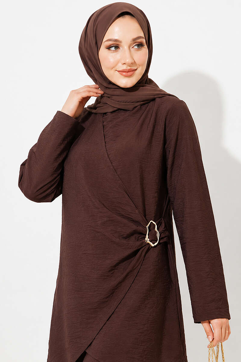 https://cdn.pazarium.com.tr/yan-gold-tokali-tunik-ikili-takim-kahve-804086-19-B.jpg