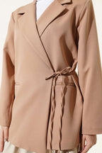 https://cdn.pazarium.com.tr/yan-ip-baglamali-kruvaze-blazer-ceket-camel-758387-18-B.jpg