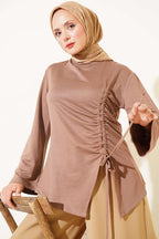https://cdn.pazarium.com.tr/yan-ip-buzgulu-tunik-sutlu-kahve-812385-20-B.jpg
