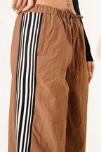 https://cdn.pazarium.com.tr/yan-seritli-parasut-pantolon-kahve-737967-17-B.jpg