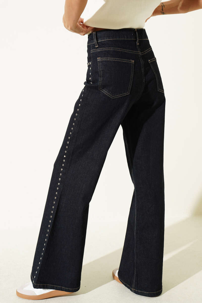 https://cdn.pazarium.com.tr/yan-tasli-wide-leg-kot-pantolon-lacivert-822124-20-B.jpg