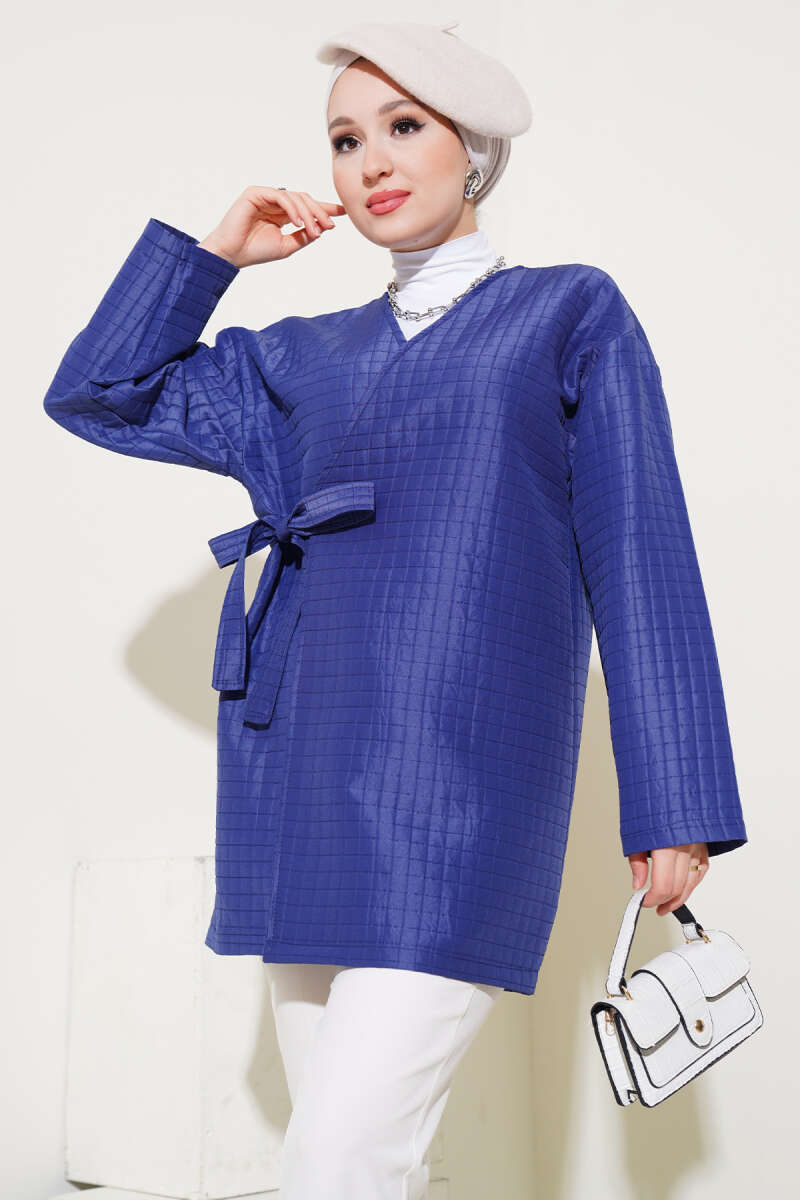 https://cdn.pazarium.com.tr/yandan-baglamali-kapitone-kimono-lacivert-560614-13-B.jpg