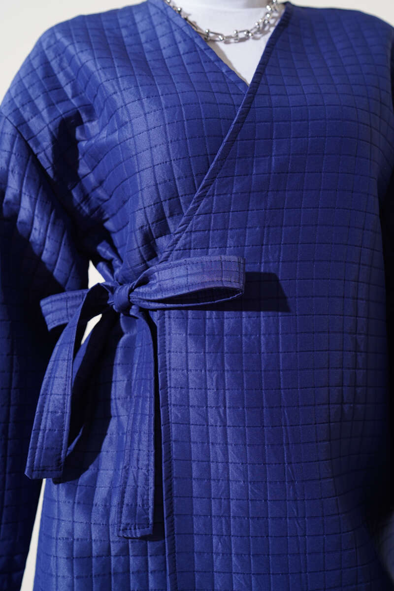 https://cdn.pazarium.com.tr/yandan-baglamali-kapitone-kimono-lacivert-560616-13-B.jpg