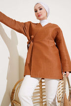 https://cdn.pazarium.com.tr/yandan-baglamali-kapitone-kimono-taba-560605-13-B.jpg