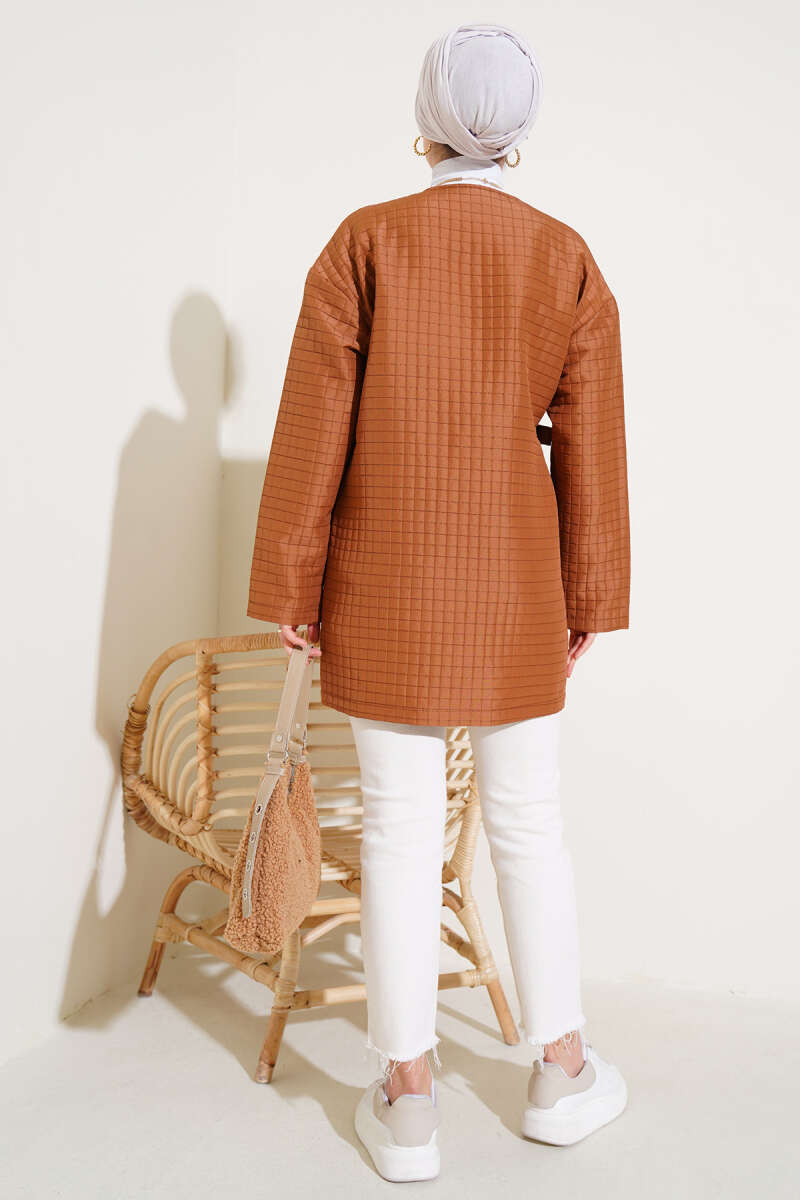 https://cdn.pazarium.com.tr/yandan-baglamali-kapitone-kimono-taba-560607-13-B.jpg