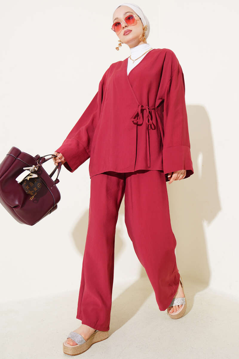 https://cdn.pazarium.com.tr/yandan-ip-bagcikli-kimono-ikili-takim-bordo-623232-14-B.jpg