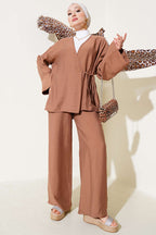 https://cdn.pazarium.com.tr/yandan-ip-bagcikli-kimono-ikili-takim-kahve-623210-14-B.jpg