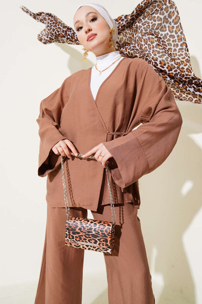 https://cdn.pazarium.com.tr/yandan-ip-bagcikli-kimono-ikili-takim-kahve-623211-14-B.jpg