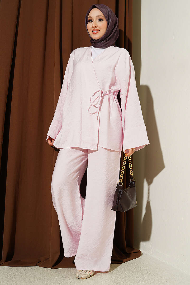 https://cdn.pazarium.com.tr/yandan-ip-bagcikli-kimono-ikili-takim-pembe-798621-19-B.jpg