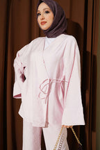 https://cdn.pazarium.com.tr/yandan-ip-bagcikli-kimono-ikili-takim-pembe-798623-19-B.jpg