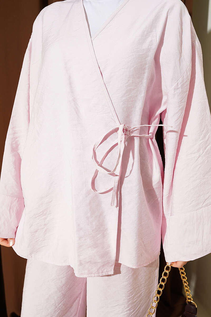 https://cdn.pazarium.com.tr/yandan-ip-bagcikli-kimono-ikili-takim-pembe-798627-19-B.jpg
