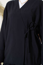 https://cdn.pazarium.com.tr/yandan-ip-bagcikli-kimono-ikili-takim-siyah-623217-14-B.jpg