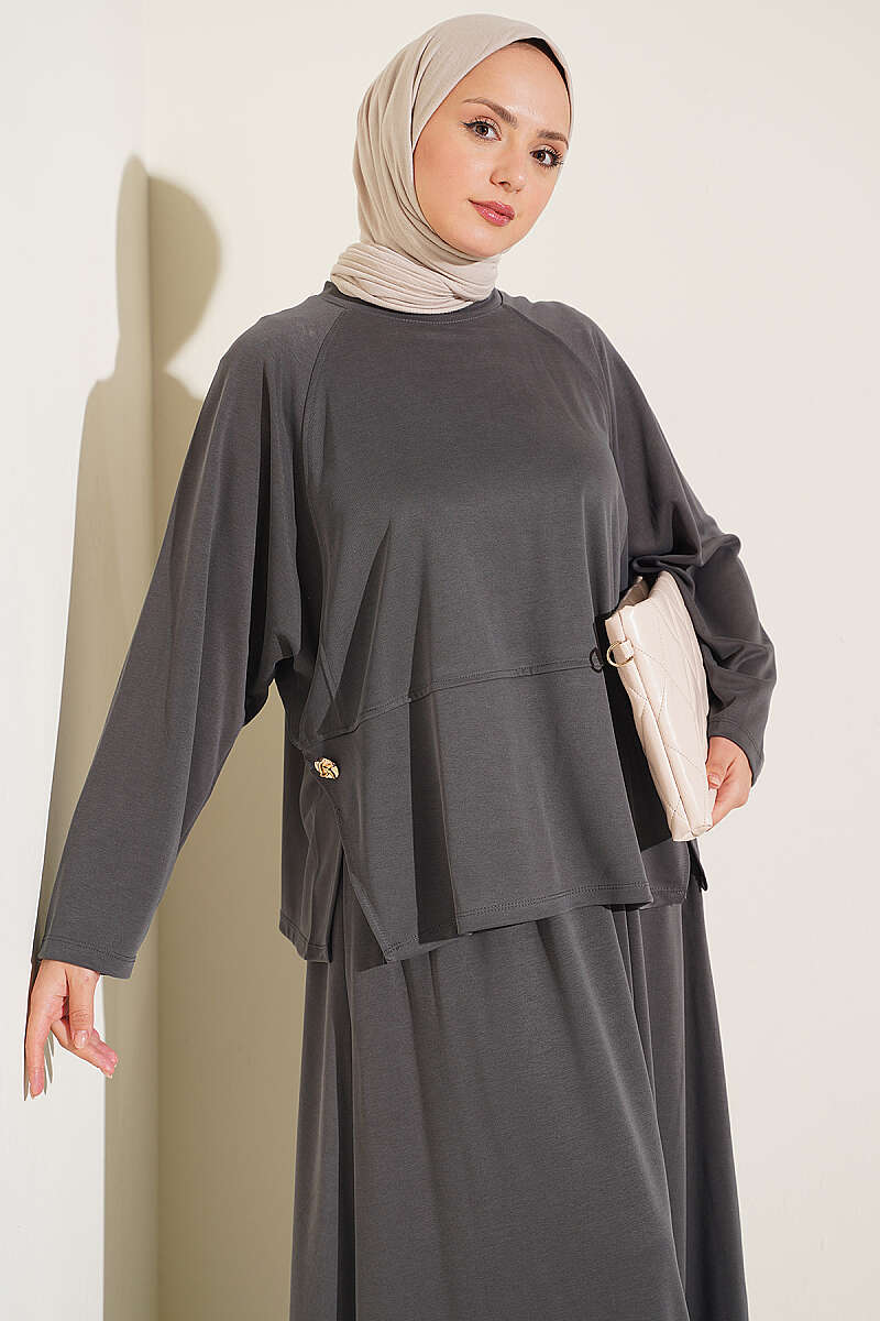 https://www.pazarium.com.tr/yanlari-dugme-detayli-etekli-ikili-takim-fume-830925-20-B.jpg
