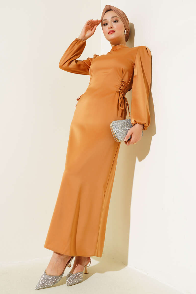 https://cdn.pazarium.com.tr/yanlari-ip-detayli-saten-elbise-camel-533162-12-B.jpg