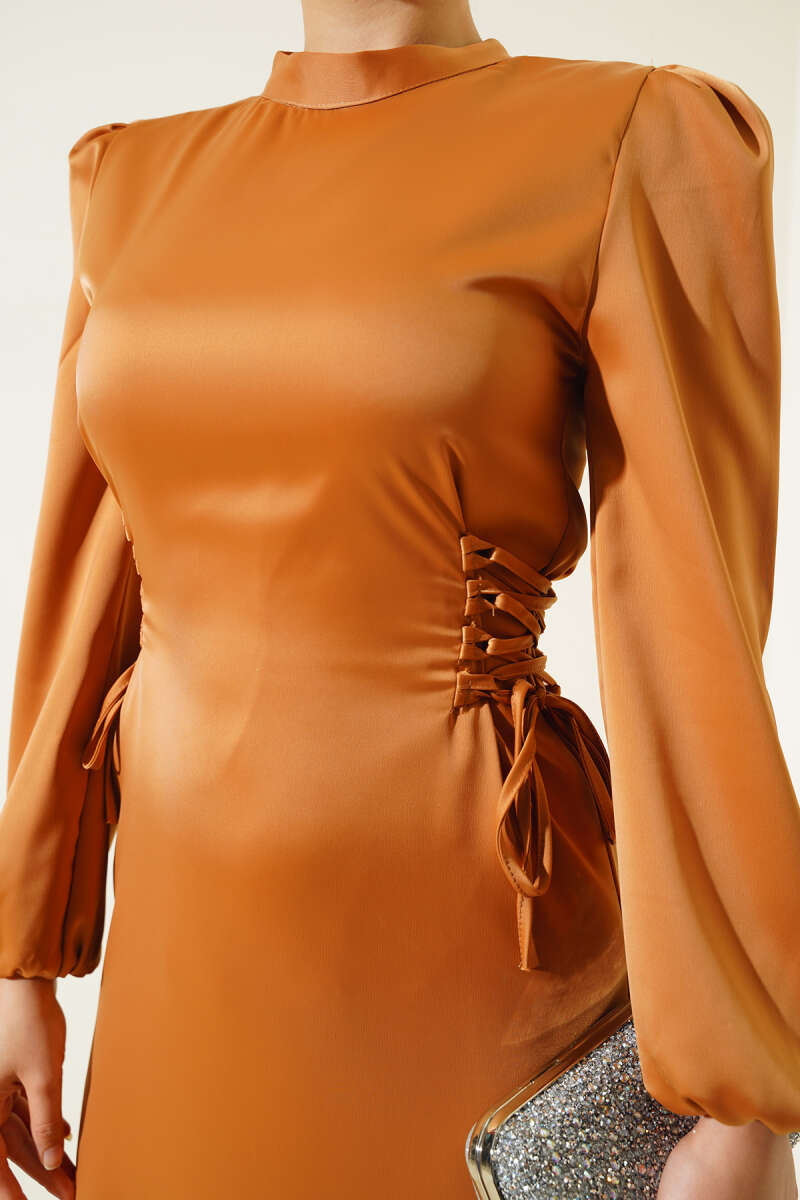 https://cdn.pazarium.com.tr/yanlari-ip-detayli-saten-elbise-camel-533165-12-B.jpg