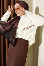 https://cdn.pazarium.com.tr/yaprak-nakisli-ajurlu-kisa-triko-hirka-ekru-748227-18-B.jpg