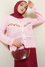 https://cdn.pazarium.com.tr/yaprak-nakisli-ajurlu-kisa-triko-hirka-pembe-765940-18-B.jpg