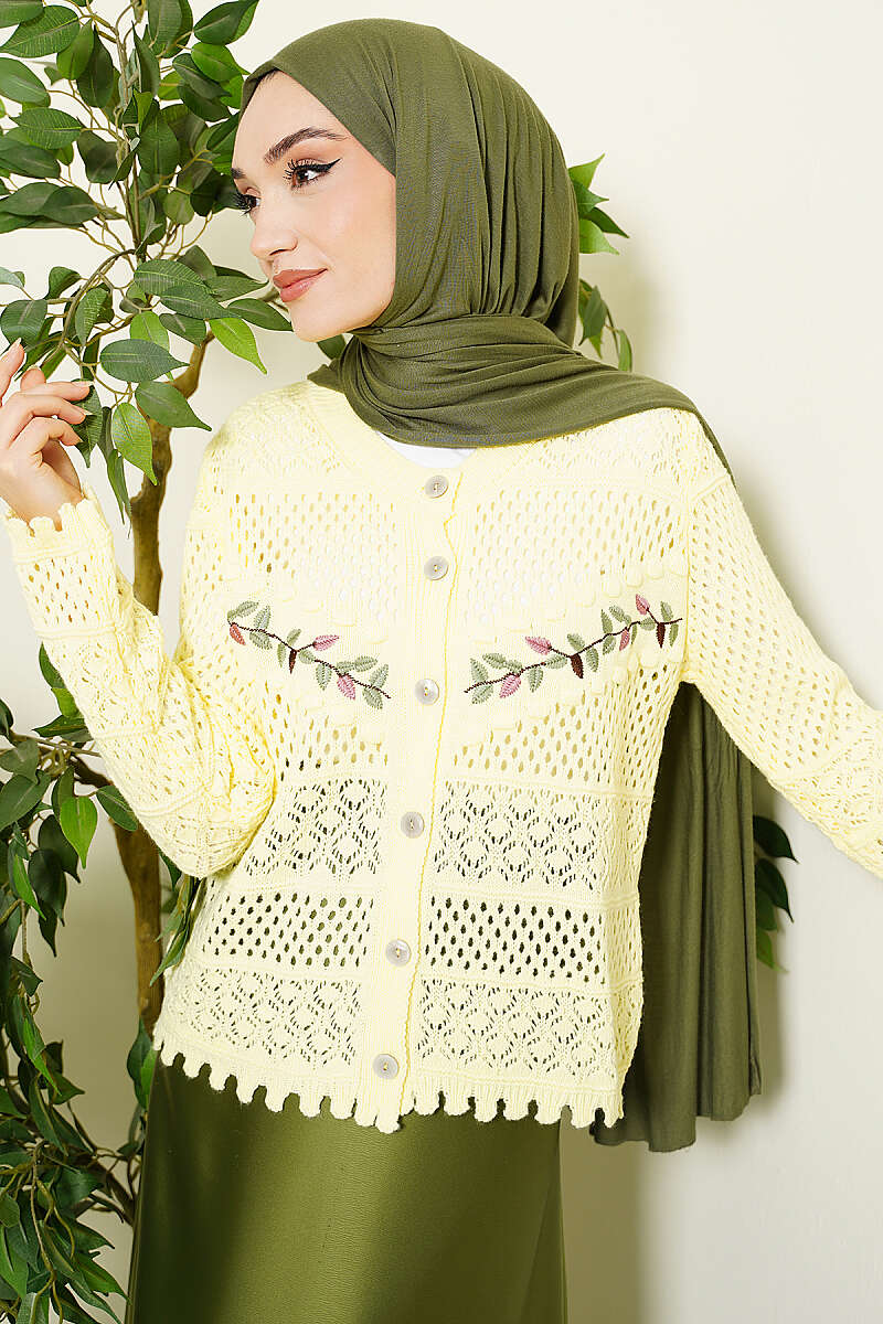 https://cdn.pazarium.com.tr/yaprak-nakisli-ajurlu-kisa-triko-hirka-sari-765938-18-B.jpg