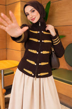 https://cdn.pazarium.com.tr/yaprak-nakisli-dugme-detayli-triko-hirka-kahve-839087-20-B.jpg