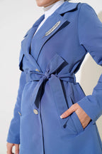 https://cdn.pazarium.com.tr/yaprak-tasli-pelerinli-trenckot-indigo-559628-13-B.jpg