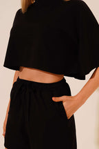 https://cdn.pazarium.com.tr/yarasa-kollu-sortlu-crop-takim-siyah-803968-19-B.jpg
