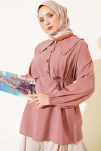 https://cdn.pazarium.com.tr/yarim-dugmeli-ip-bagcikli-tunik-gul-kurusu-811655-20-B.jpg